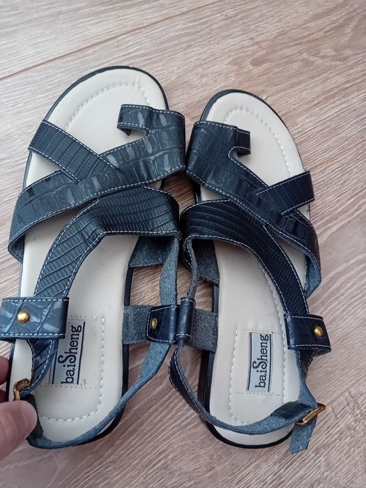Vând sandale elegante de bărbat. De firmă nr 45 impecabil. Noi. 100ron