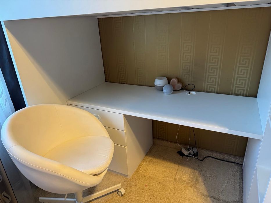 Високо легло с бюро