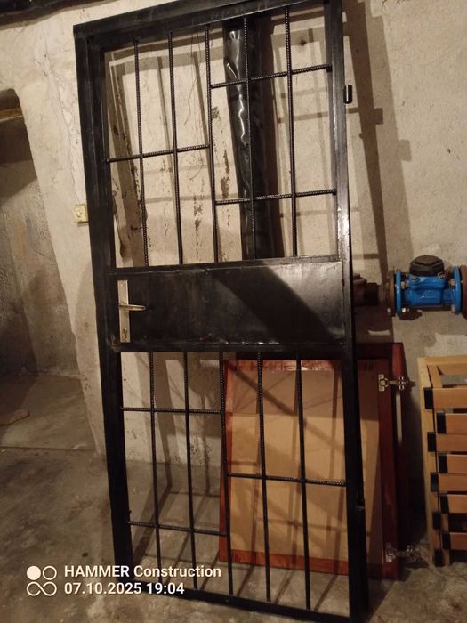 Метална врата с брава