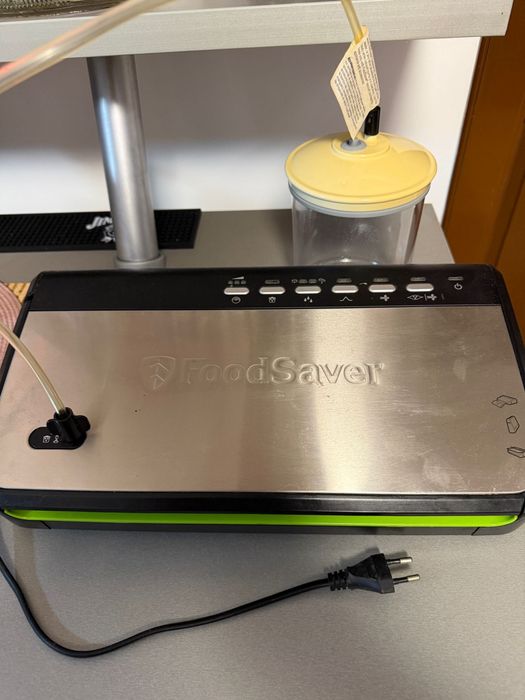 Aparat de vidat FoodSaver cu recipient si furtun pentru vidare externa