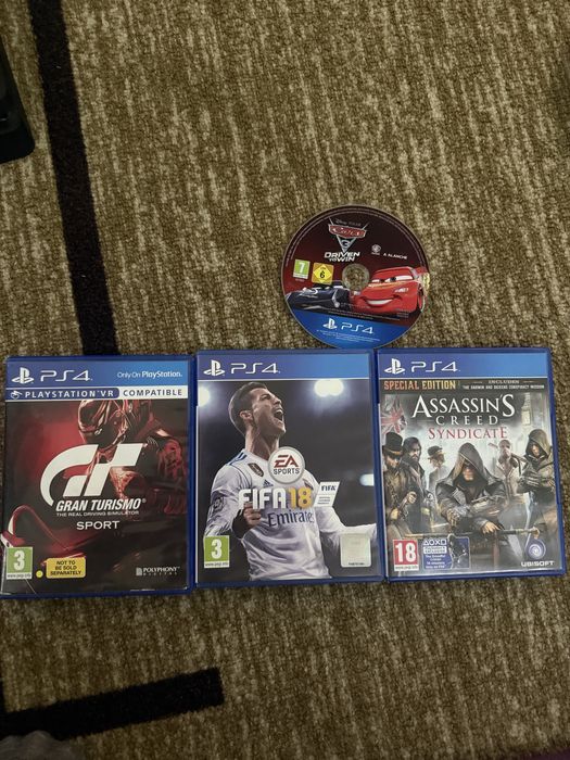 Продавам Playstation 4 slim 1TB с два контролера и 4 игри