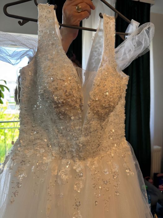 Rochie de mireasă în stare impecabila + crinolina 1 cerc