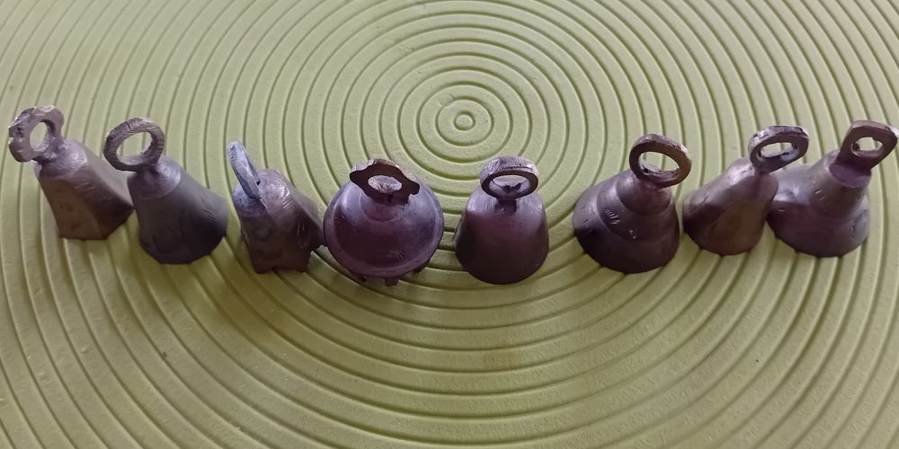 Clopolel intrare. Clopoței bronz India. 
8 buc .
Dimensiuni: 3;4 cm
Su