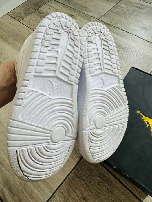 Adidasi  Nike Jordan 1 alt nr 30 impecabili
