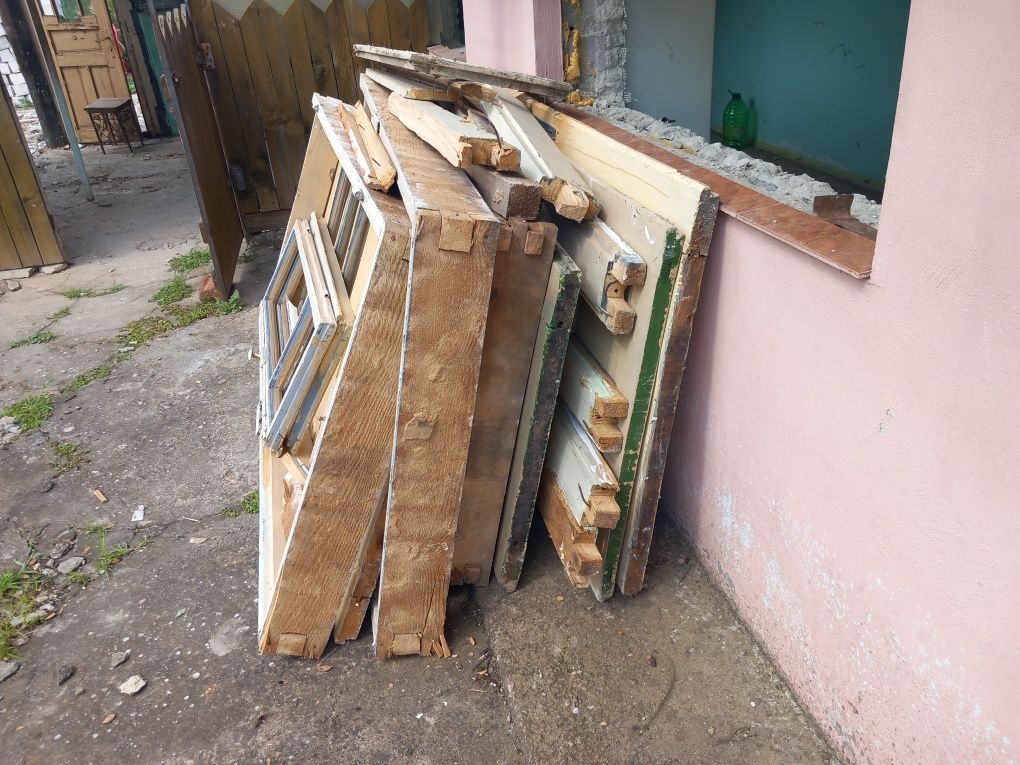 Vând lemne din demolari