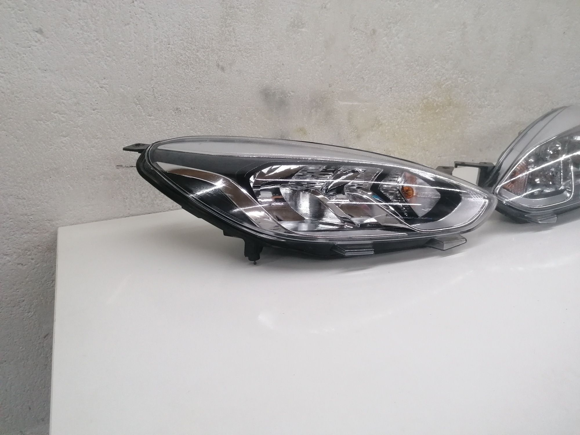 Far stânga dreapta halogen ford Fiesta 2017 2020