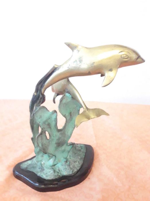 Statuir delfin din bronz