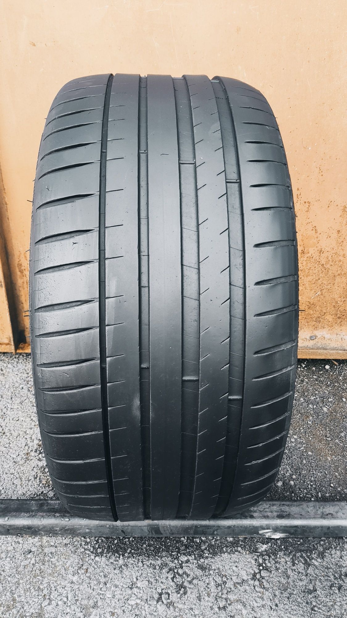 1брой лятна гума 255/35/19 Michelin Pilot Sport 4 
6.58mm
Добро състоя