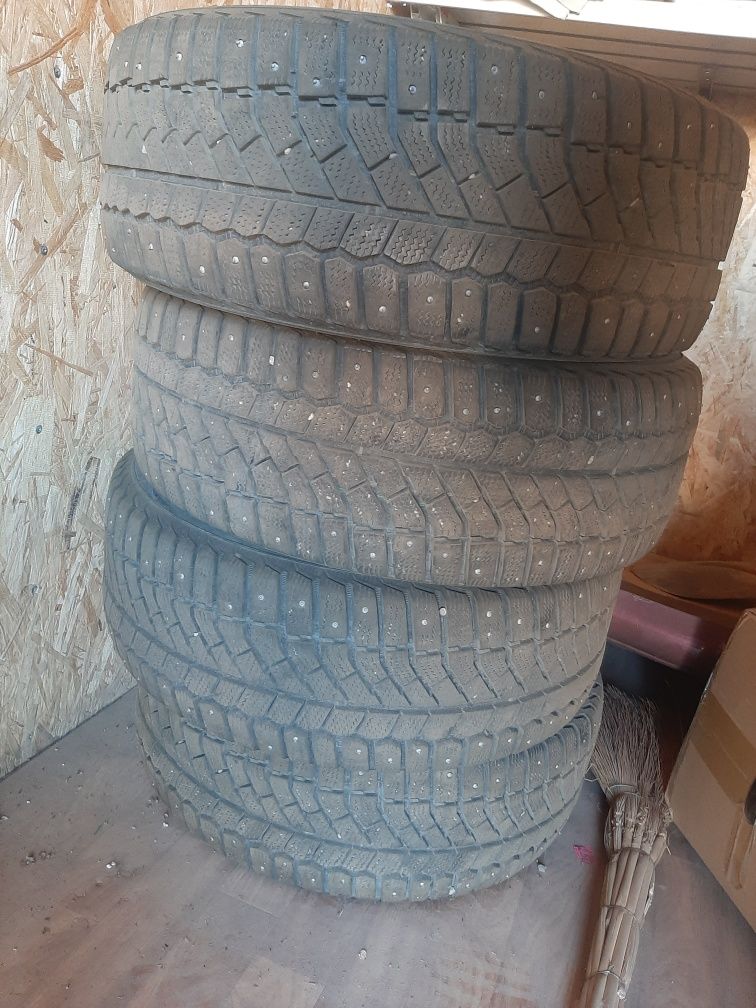 Продам шины зимние 215/55 R16 хорошем состояний