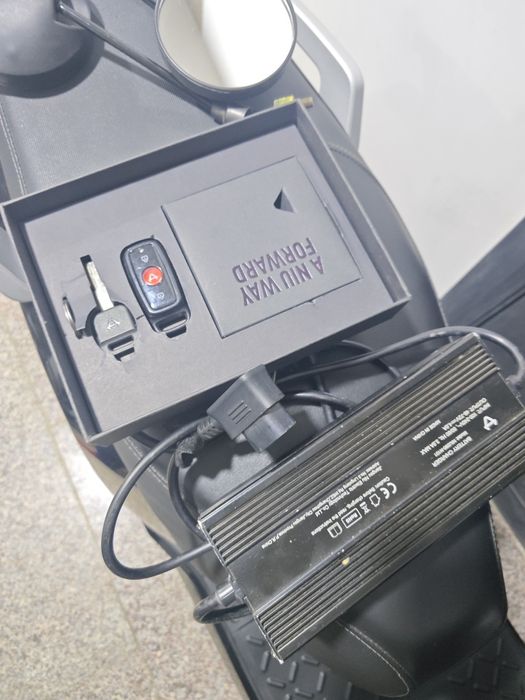 Скутер оригинал  niu sport，1800