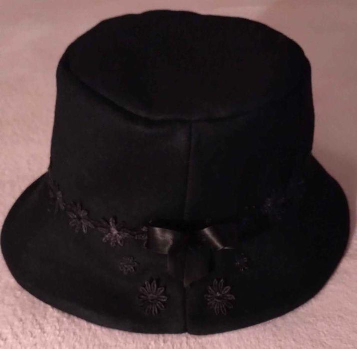 Черна дамска шапка капела