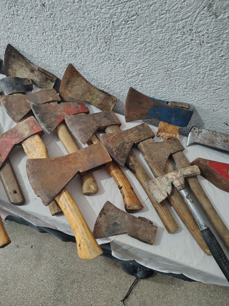 Topoare diferite mărimi cu sau fara coada.