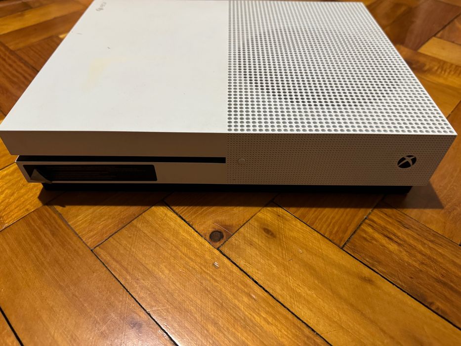 Vand Xbox One S cu jocul Forza Horizon 3 inclus