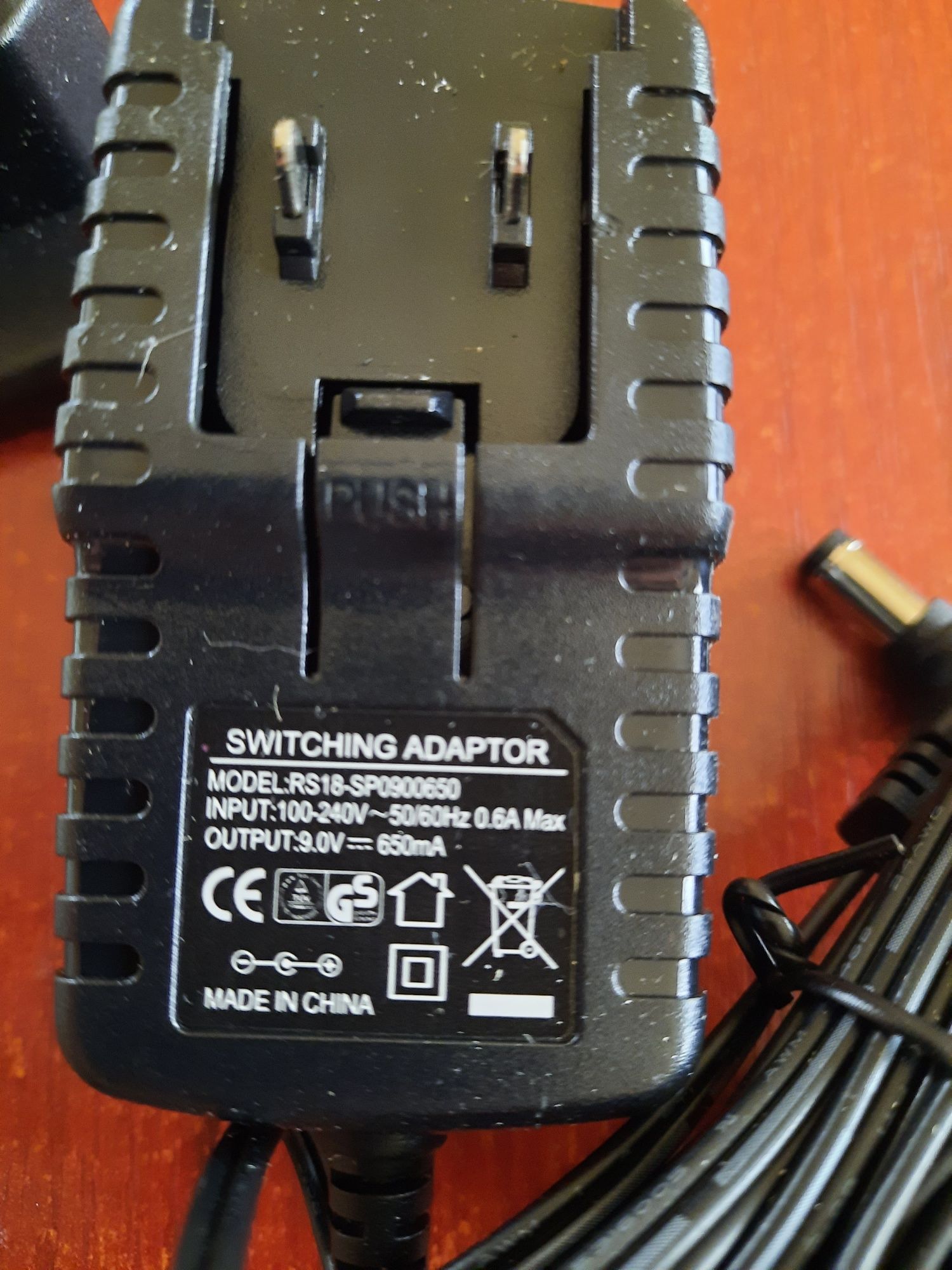 Adaptor  / incarcator 9V 650mA