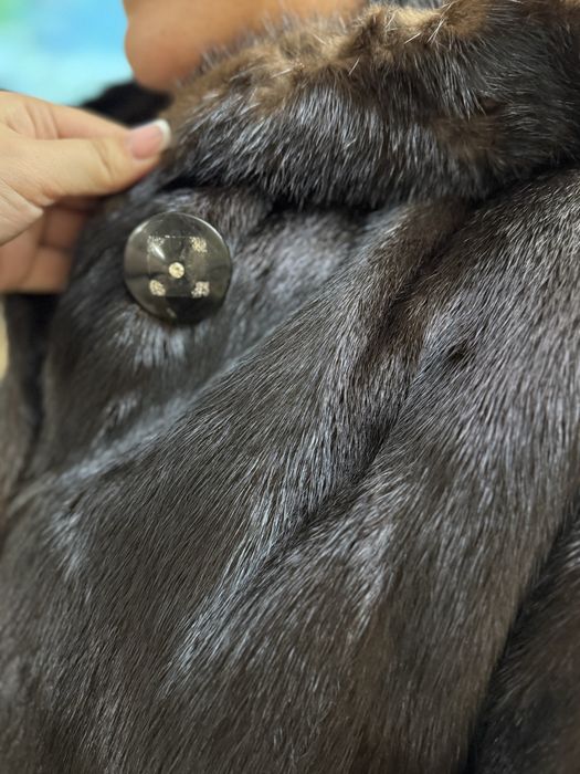 Продаю натуральную чёрную норковую шубу длинного кроя.