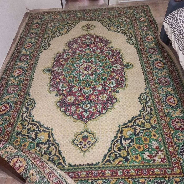 Продам ковер полушерстяной размером 2*3 метра