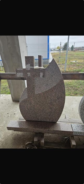 Monumente funerare in stoc și pe comandă în 24 ore de poate îmbrăca