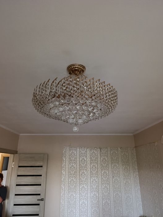 Продам хрустальную люстру