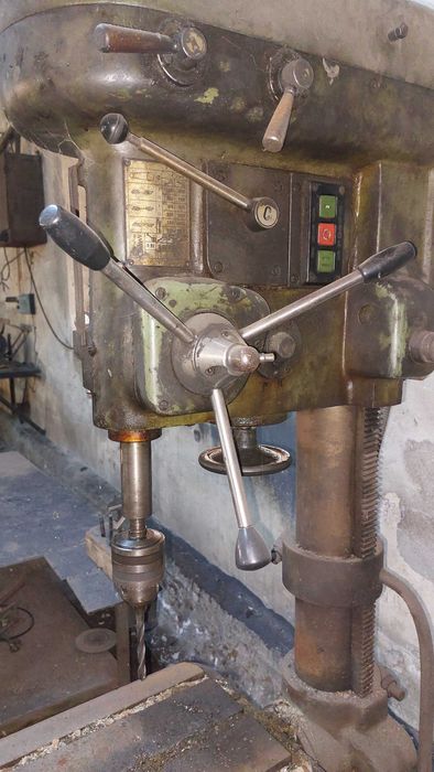 Настолна пробивна бормашина