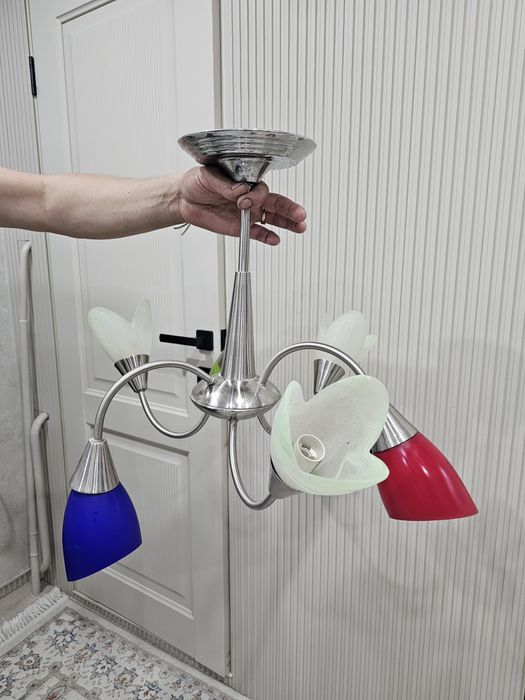 Продам люстру шестирожковую