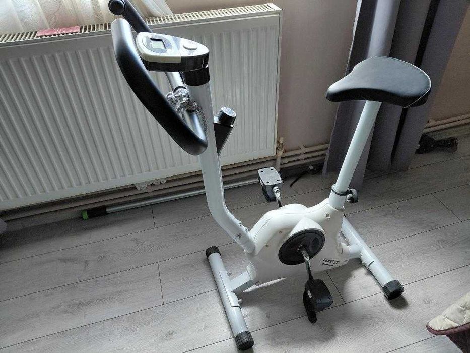 Bicicleta fitness cu reglaj de intensitate