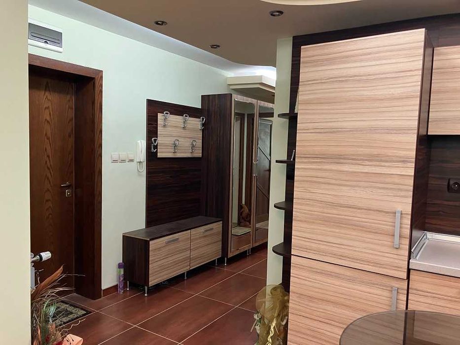 Продавам обзаведен тристаен апартамент