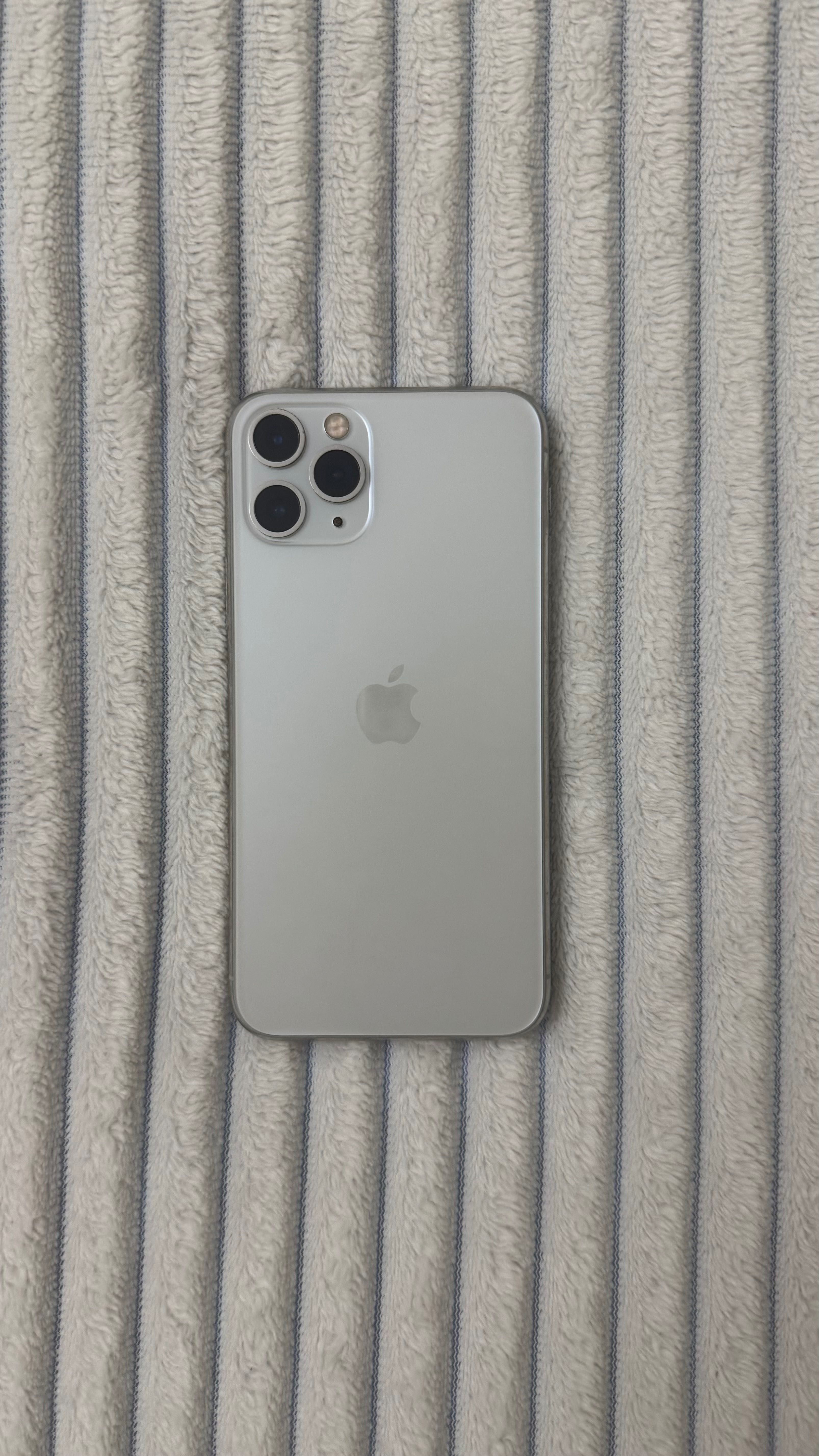 iPhone 11 Pro белого цвета