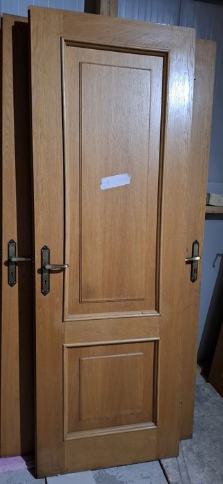Usi din lemn masiv