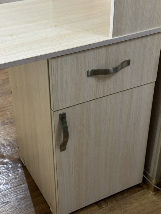 Маникюрный стол в отличном состоянии