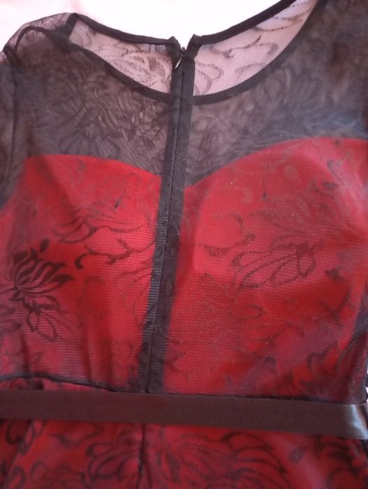 Дамска рокля над коленете