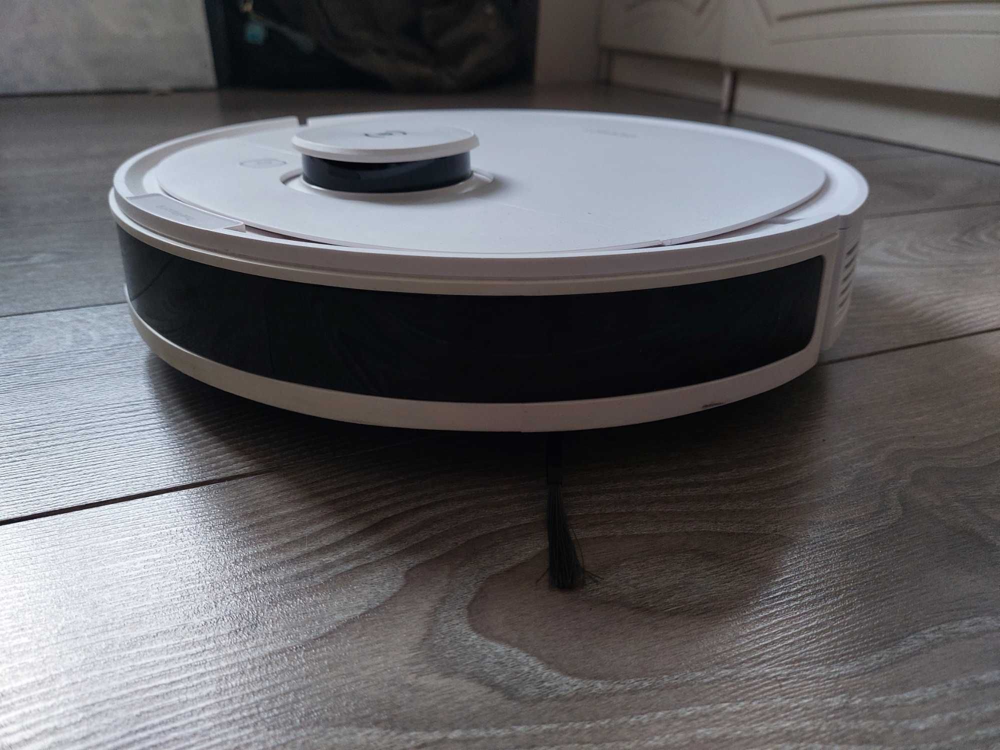 Робот-пылесос Ecovacs Deebot 8 в идеальном состоянии