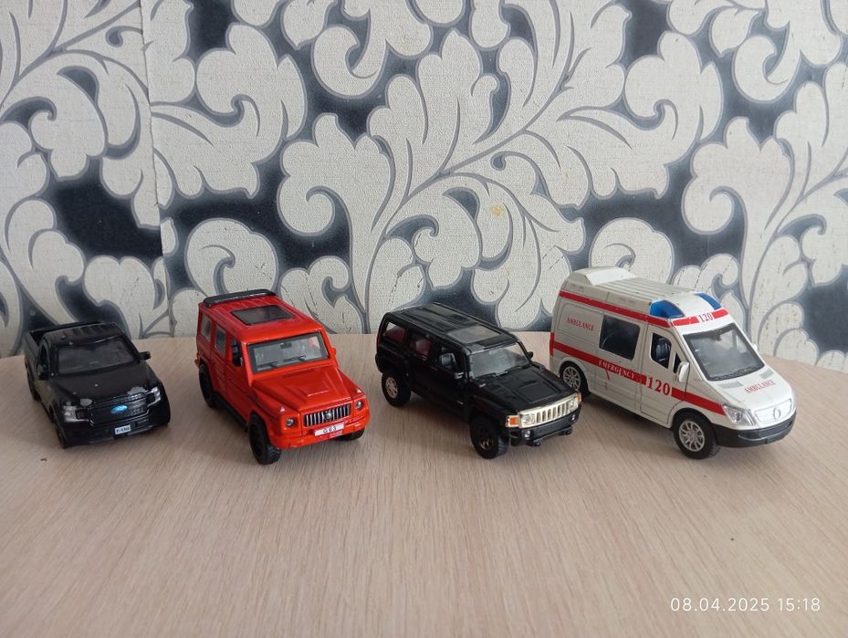 Много железных машинок игрушки