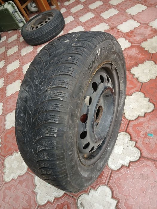 Vând 4 jante de 15 cu cauciucuri