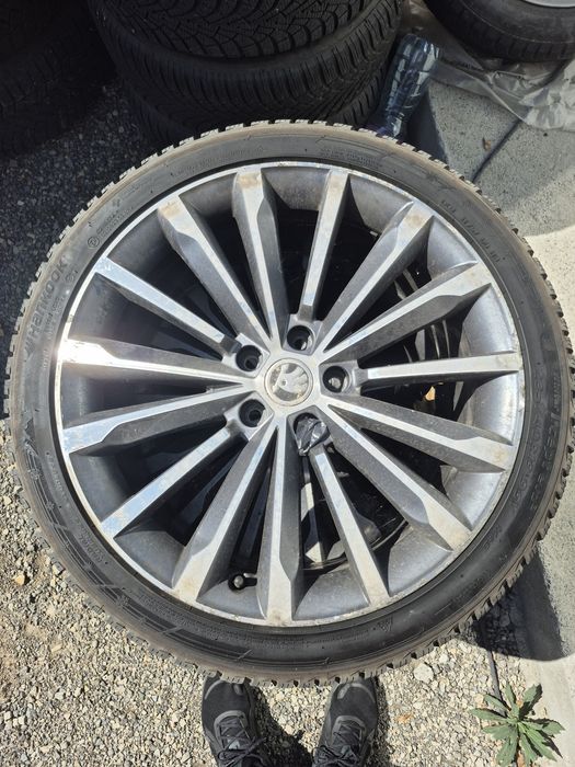 Skoda Superb L&K 19" 8JX19 ET44 + зимни гуми 235/40/19 Hankook