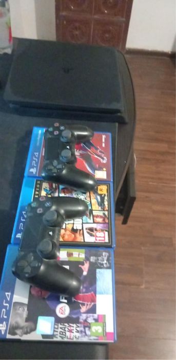 Vand PlayStation 4 cu doua manete + jocuri
