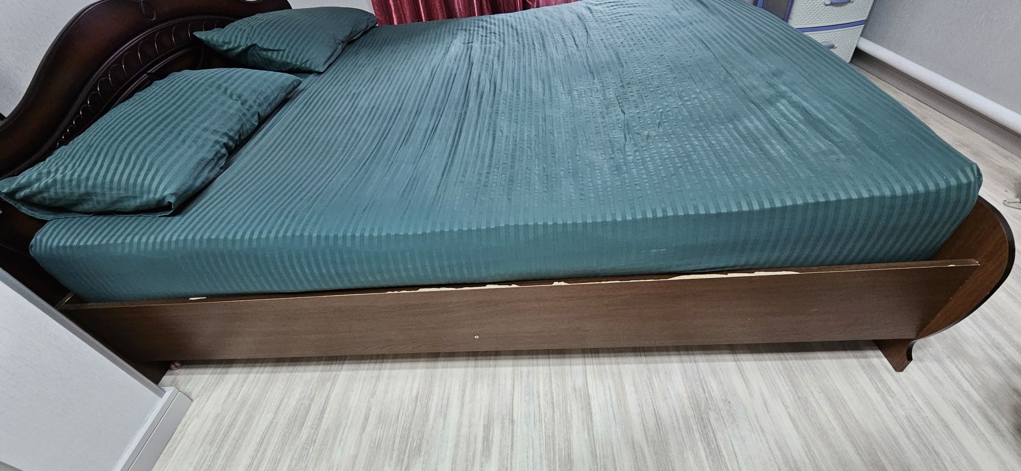 Продам матрас с кроватью и две тумбы