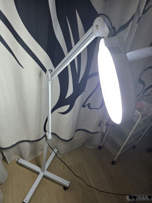 Vând lampa cosmetica nou