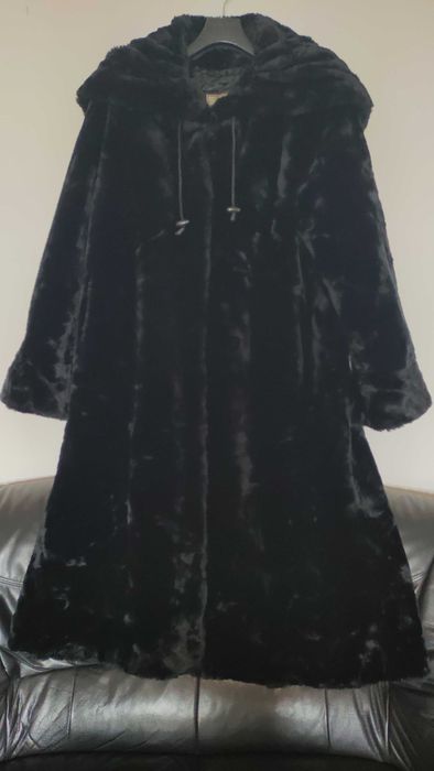 Vand haina de blana sintetica tip mouton dore, eleganta,