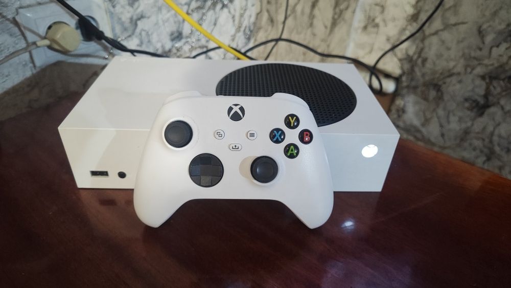Продам Xbox series s два геймпада и подписка на игры.