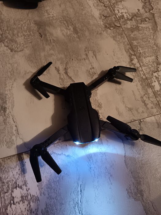 E99 DRONE foarte bună!