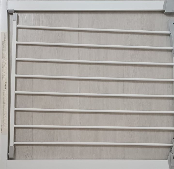 Vând poarta de siguranță copil