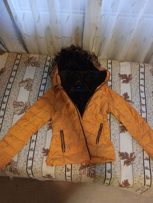 Зимно дамско яке на Зара с топла вата и качулка размер S