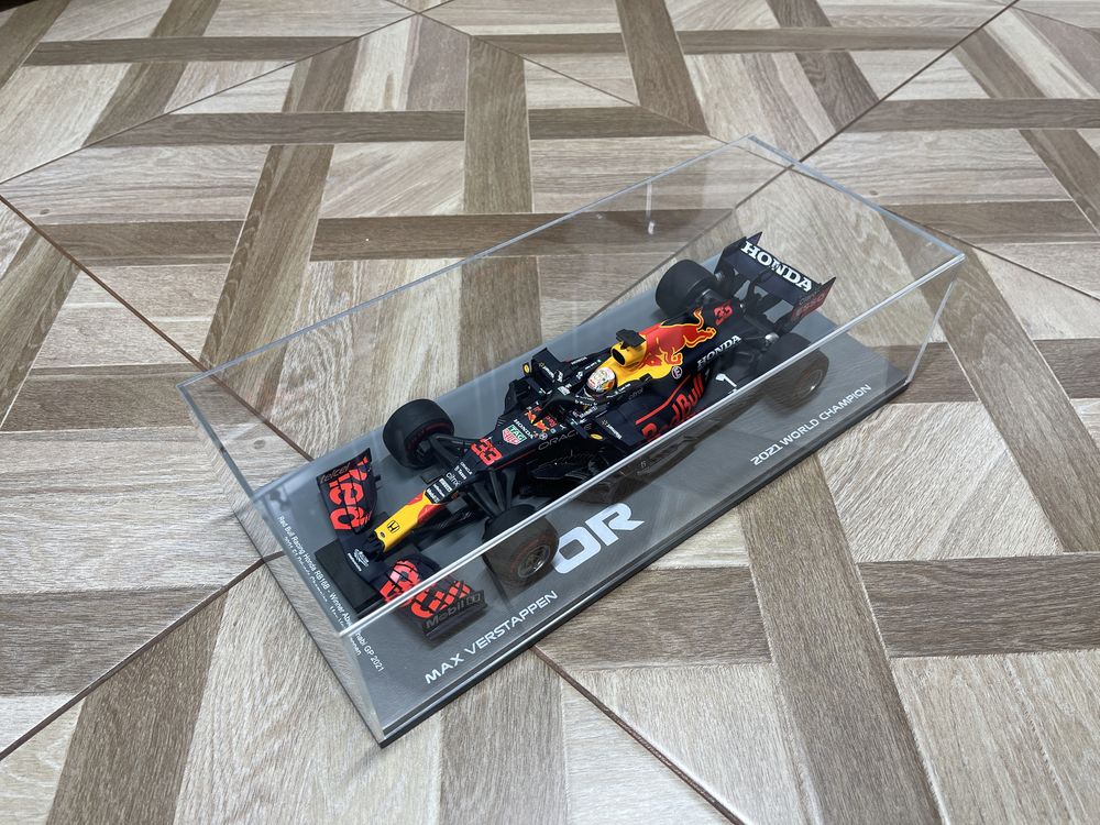 Macheta RedBull RB16B Max Verstappen 1:18 2021 World Champion Edition