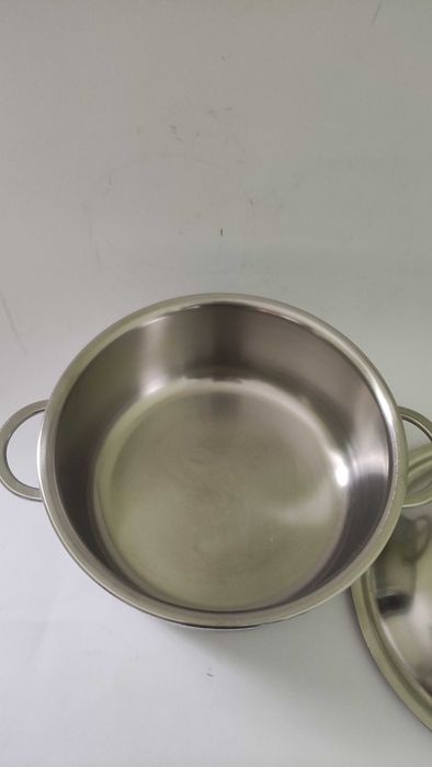 Малка,но масивна швейцарска тенджерка от стомана