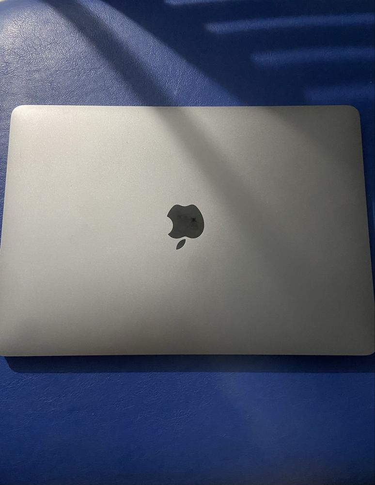 Продавам Macbook pro 13 2020