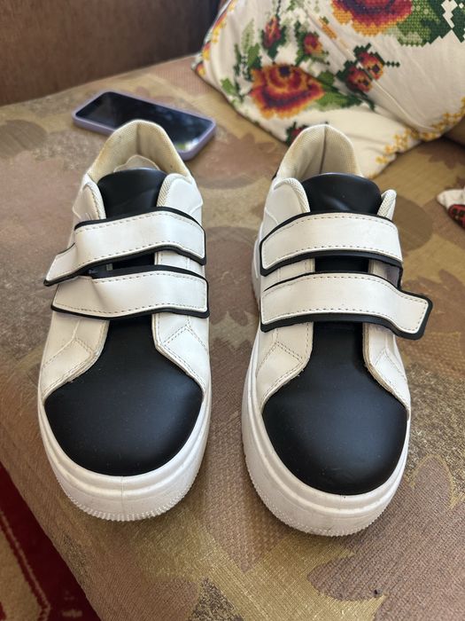 Vand adidasi cu talpa inalta de dama