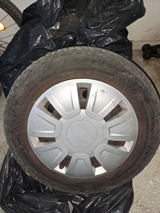 Vând jenti tabla, cu anvelope iarna, capace roti și prezoane