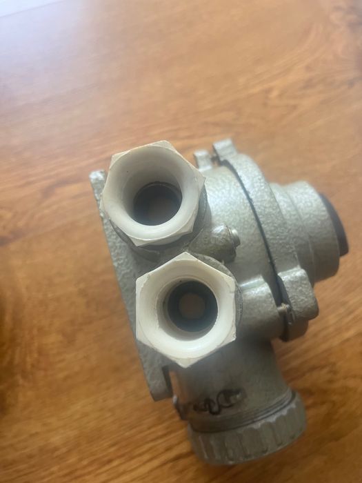 Contactor pentru hală mediu gazos