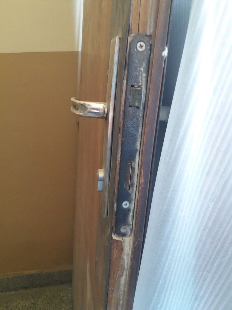 Външна входна врата за жилище с ключове