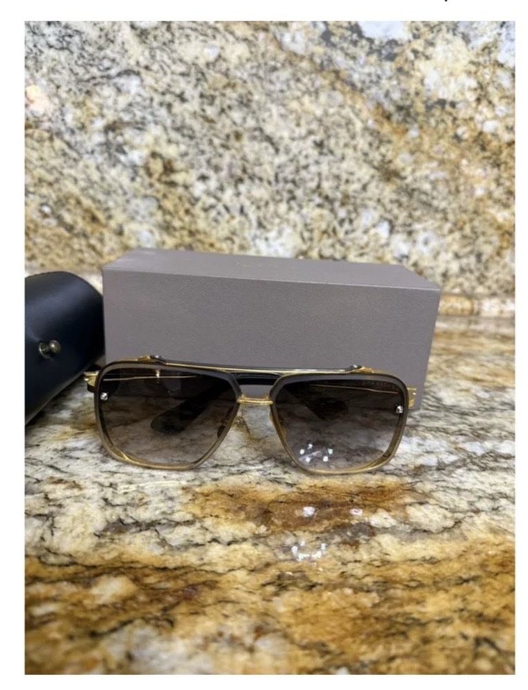 Vand ochelari dita march six aproape noi